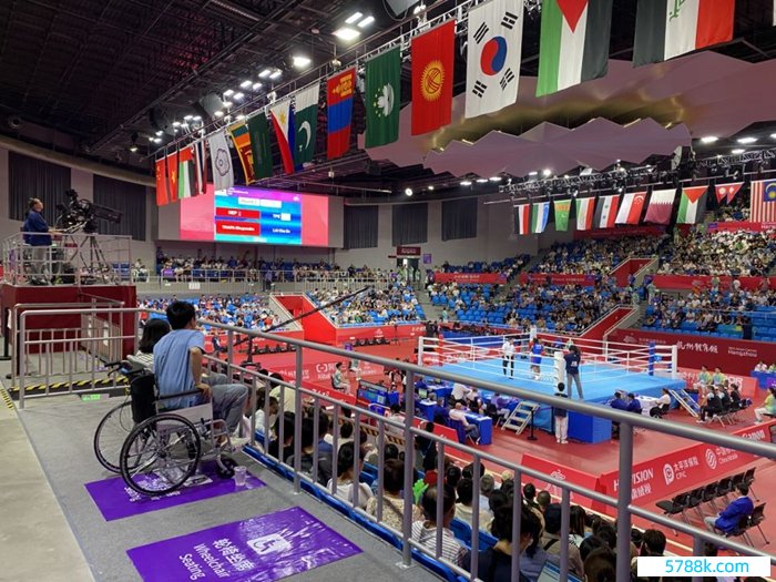 杭州体育馆，坐轮椅不雅看拳击比赛的不雅众    影相/佟鑫